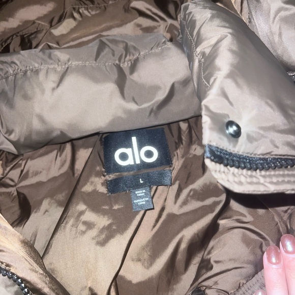 ALO YOGA PUFFER COAT - Picture 3 of 5